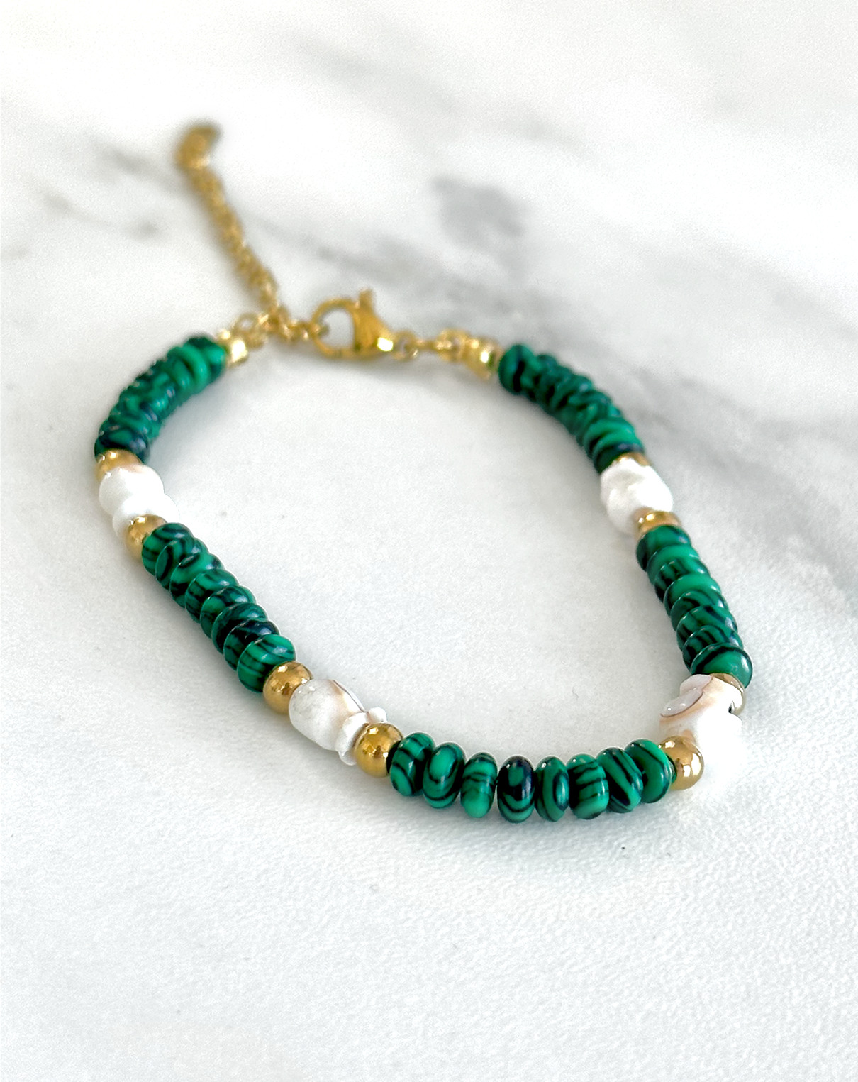 Bracelet de perles vertes, blanches et dorées