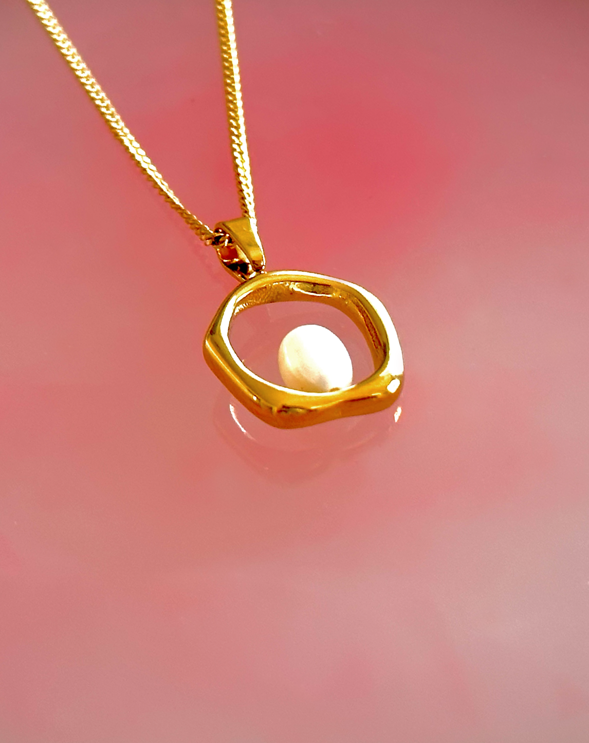 Collier, pendentif évidé, perle au milieu sur dons de pierre rose