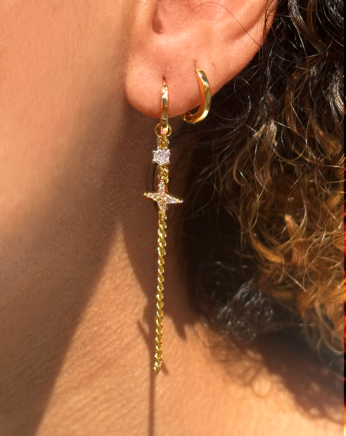 Boucle d'oreille pendentif étoile + chaine  accrochée à une oreille