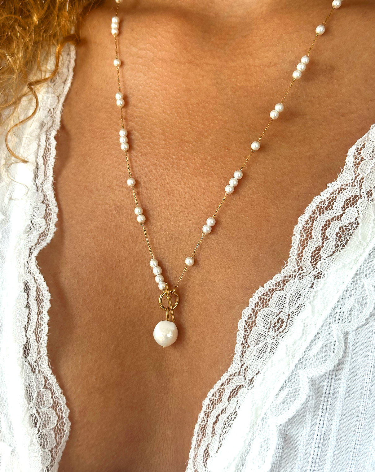Collier, pendentif perle, attache au niveau de la perle par système de crochet autours d'un cou
