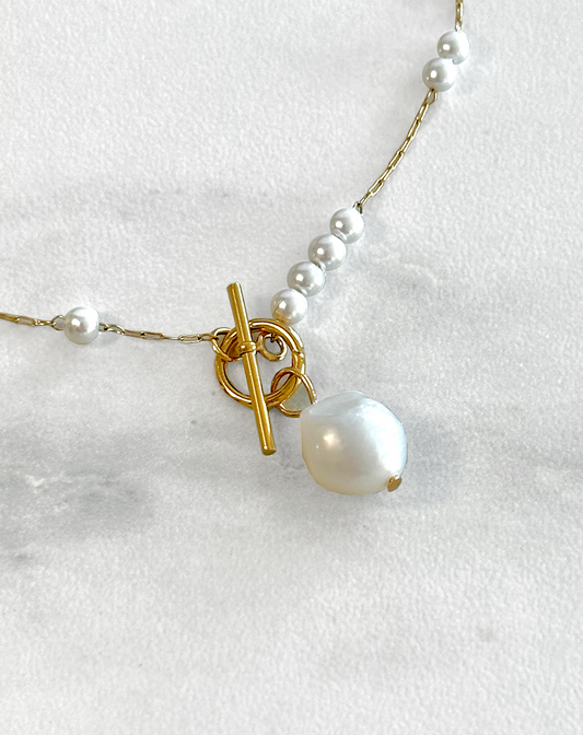 Collier, pendentif perle, attache au niveau de la perle par système de crochet